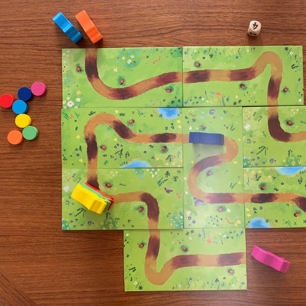 こぶたのおんぶレースを遊んでいる様子